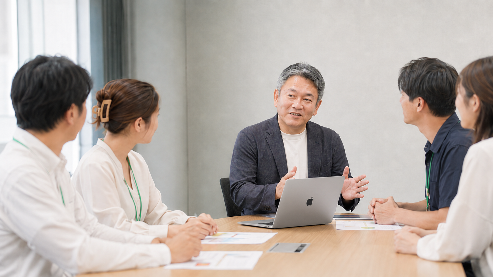代表の大東が、お客様とパソコンや資料を見ながら打ち合わせをしている様子